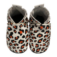 thumbnail: Wit, zwart en taupe jongens en meisjes Babysteps leren babyslofjes met panterprint