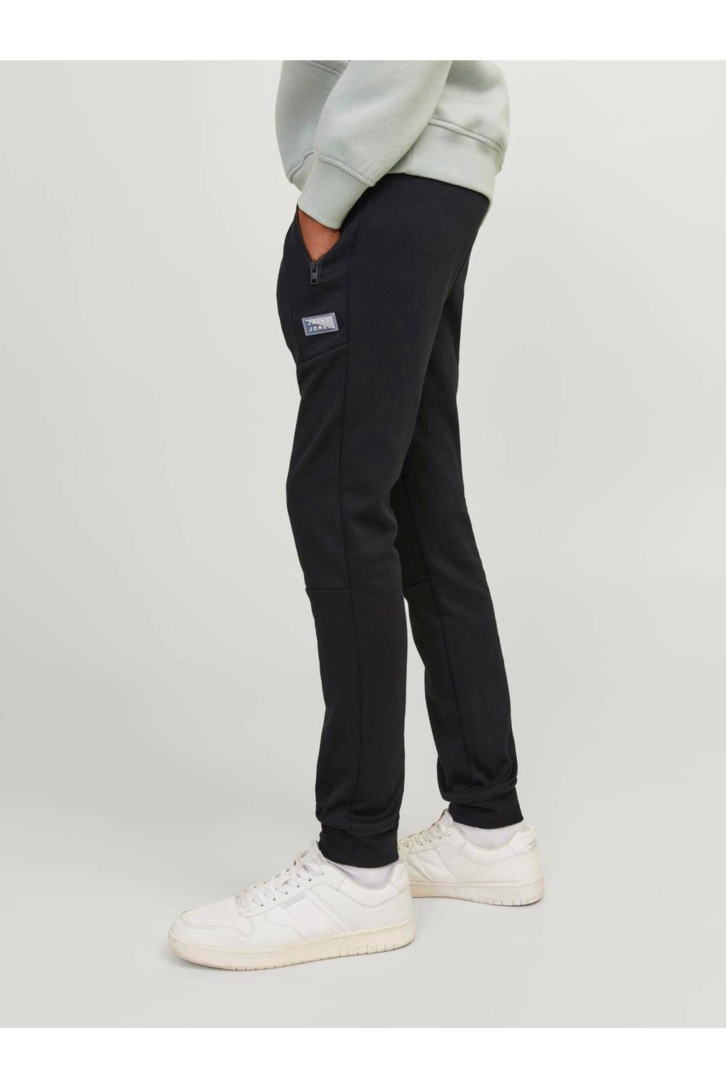 Zwarte jongens JACK & JONES JUNIOR joggingbroek van sweat materiaal met regular waist, elastische tailleband met koord en logo dessin