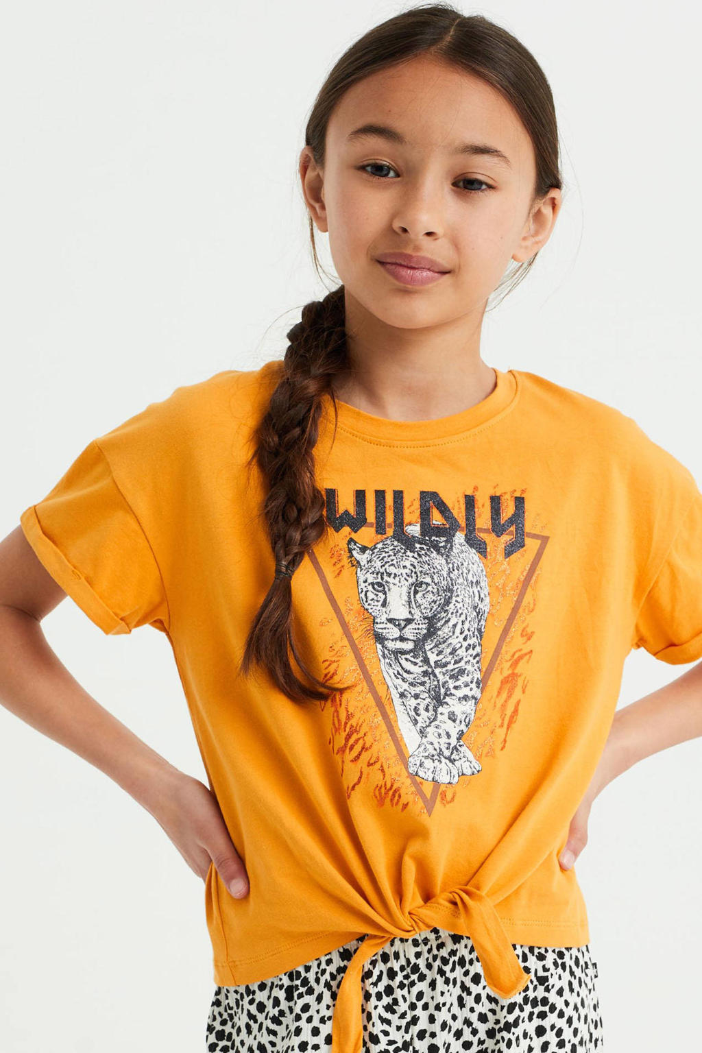 Gele meisjes WE Fashion T-shirt van stretchkatoen met printopdruk, korte mouwen, ronde hals, striksluiting en knoopdetail