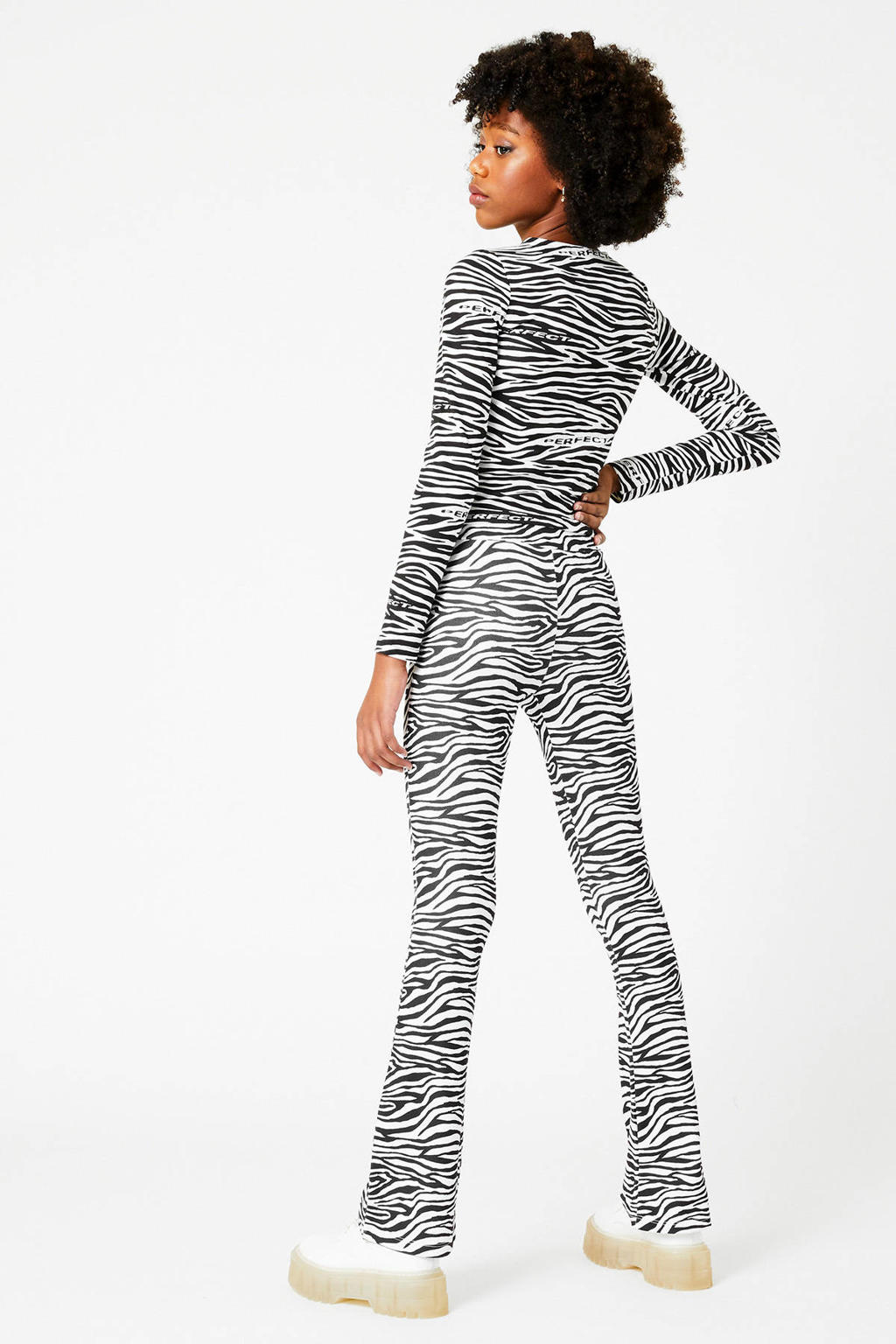 Zwart en witte meisjes CoolCat Junior longsleeve Lala CG van stretchkatoen met zebraprint, lange mouwen en V-hals
