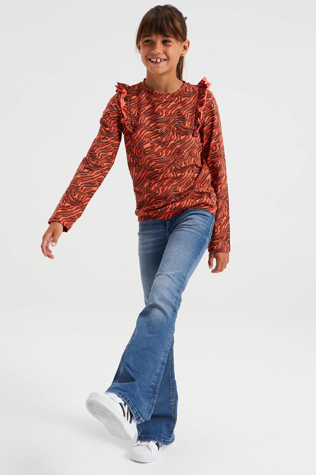 Stonewashed meisjes WE Fashion flared jeans blue van stretchdenim met regular waist en rits- en knoopsluiting