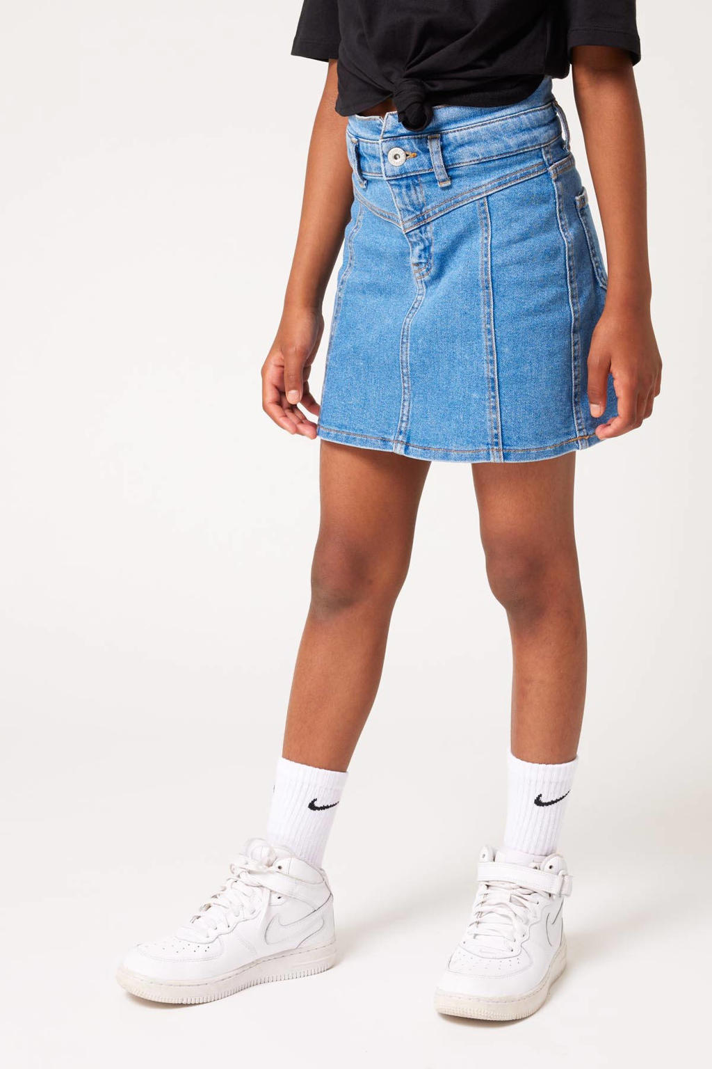 Lichtblauwe meisjes CoolCat Junior spijkerrok Rhona gemaakt van stretchdenim en met rits- en knoopsluiting