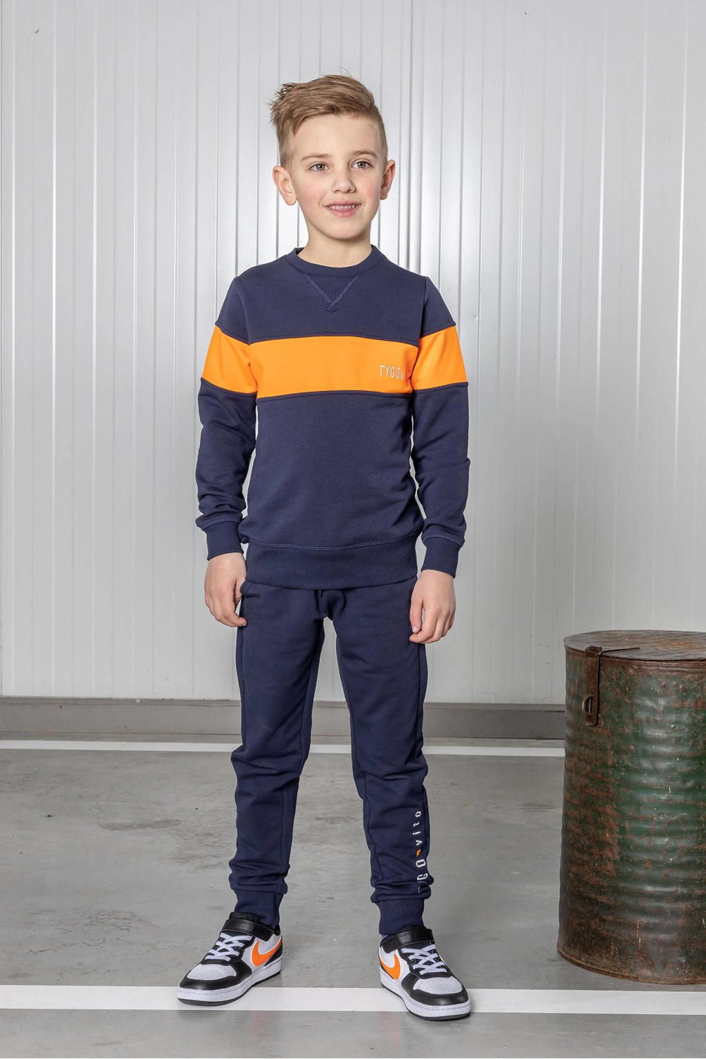 Blauw, donkerblauw en oranje jongens TYGO & vito sweater met meerkleurige print, lange mouwen en ronde hals