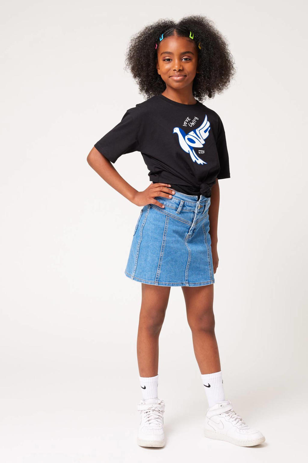 Zwart, wit en blauwe meisjes CoolCat Junior T-shirt Elien CG van katoen met tekst print, korte mouwen, ronde hals en knoopdetail