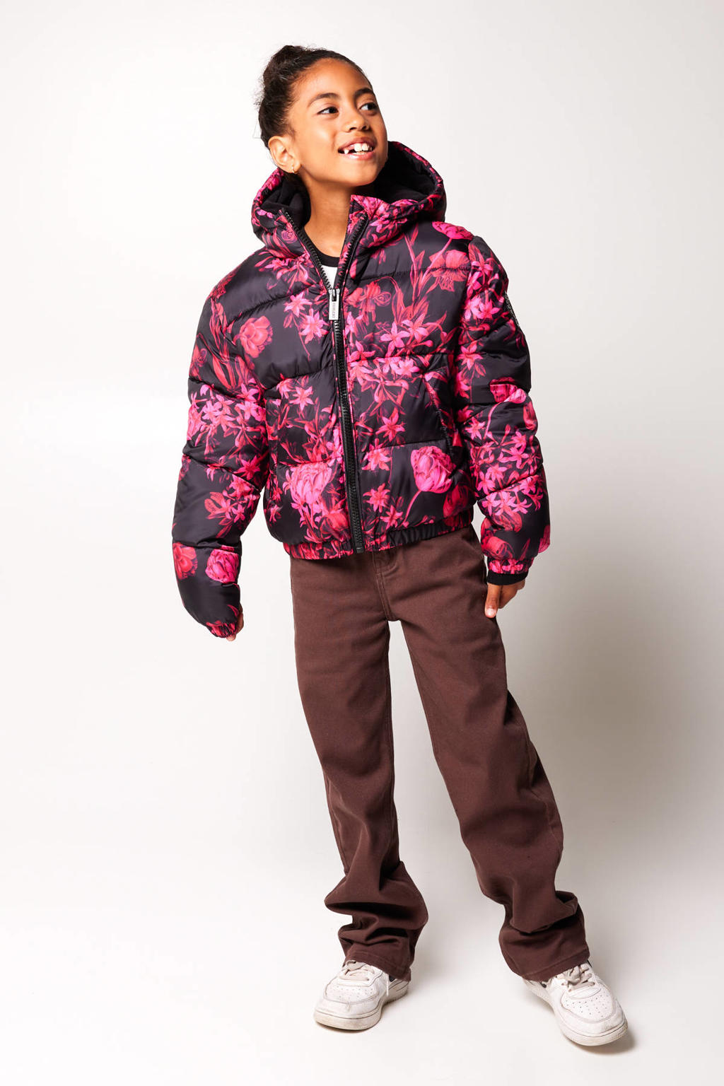 Roze en zwarte meisjes CoolCat Junior gebloemde gewatteerde winterjas Jayla van polyester met lange mouwen, capuchon, ritssluiting en elastische boord
