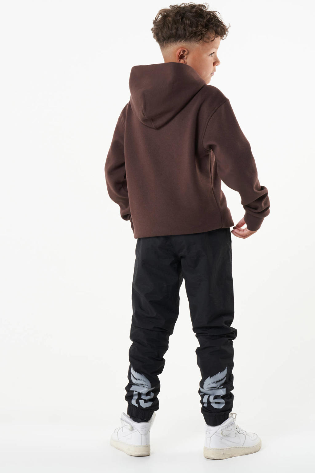 Bruine jongens CoolCat Junior hoodie Sophian van sweat materiaal met printopdruk, lange mouwen, capuchon en tunnelkoord