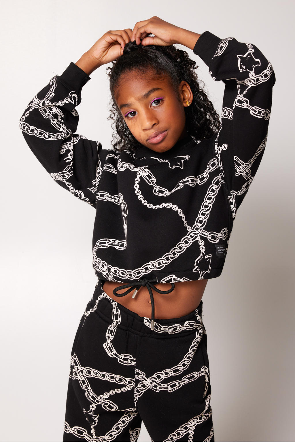 Zwart en witte meisjes CoolCat Junior hoodie Sarisa CG van sweat materiaal met all over print, lange mouwen en capuchon