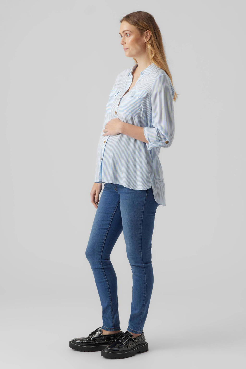 Lichtblauwe dames VERO MODA MATERNITY gestreepte zwangerschapsblouse van viscose met lange mouwen, V-hals en knoopsluiting