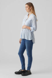 thumbnail: Lichtblauwe dames VERO MODA MATERNITY gestreepte zwangerschapsblouse van viscose met lange mouwen, V-hals en knoopsluiting