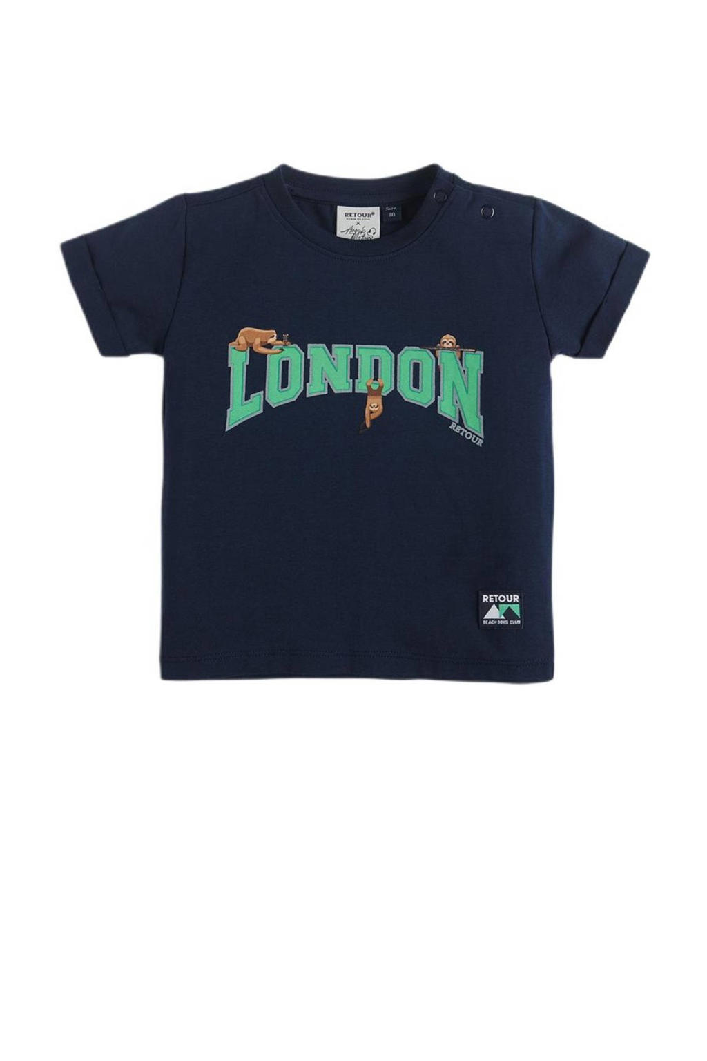 Blauwe jongens Retour X Anouk Matton T-shirt Sen van stretchkatoen met tekst print, korte mouwen, ronde hals en drukknoopsluiting