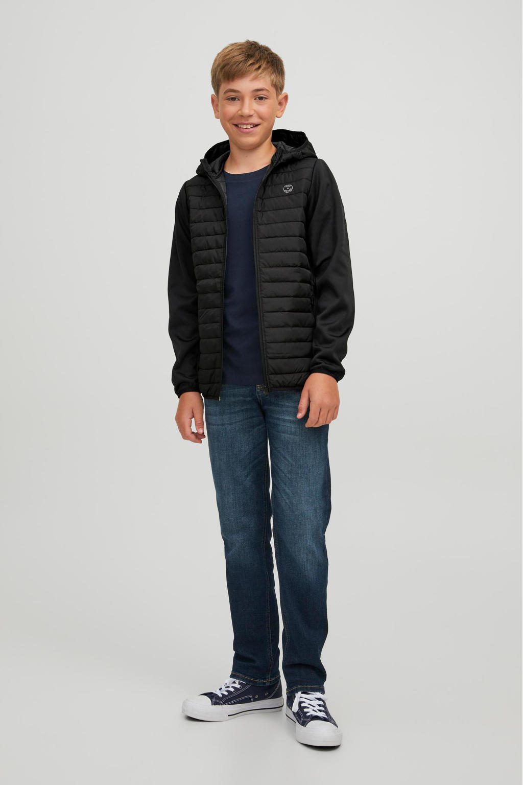 Zwarte jongens JACK & JONES JUNIOR gewatteerde tussenjas van polyester met logo dessin, lange mouwen, capuchon, ritssluiting en doorgestikte details