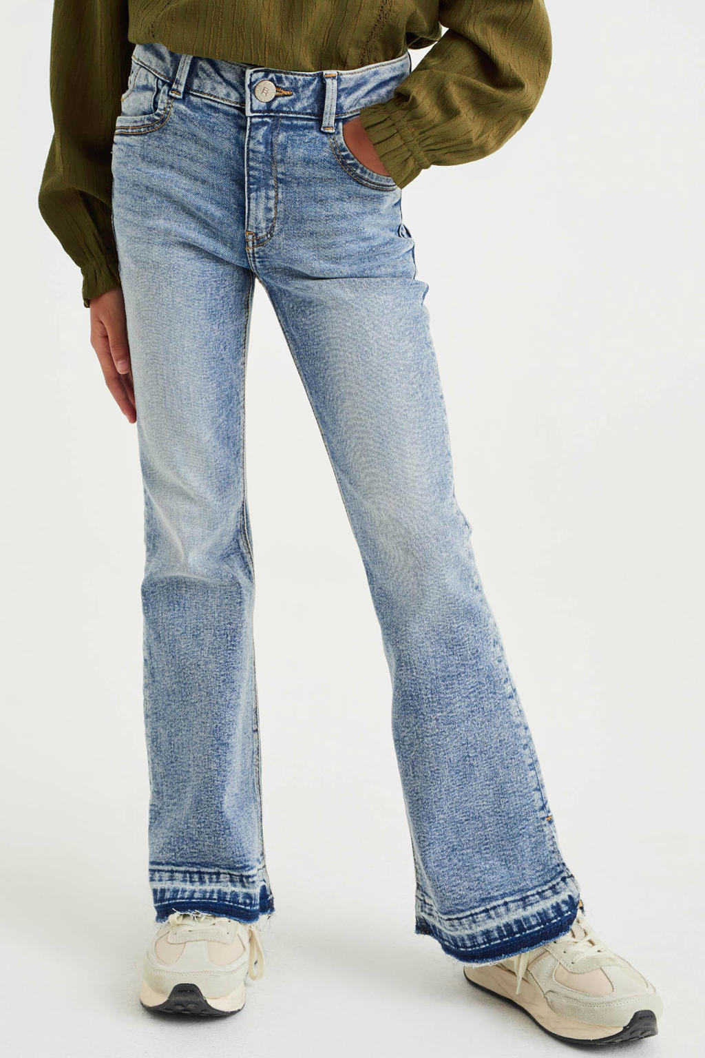 Stonewashed meisjes WE Fashion flared jeans used van stretchdenim met regular waist en rits- en knoopsluiting