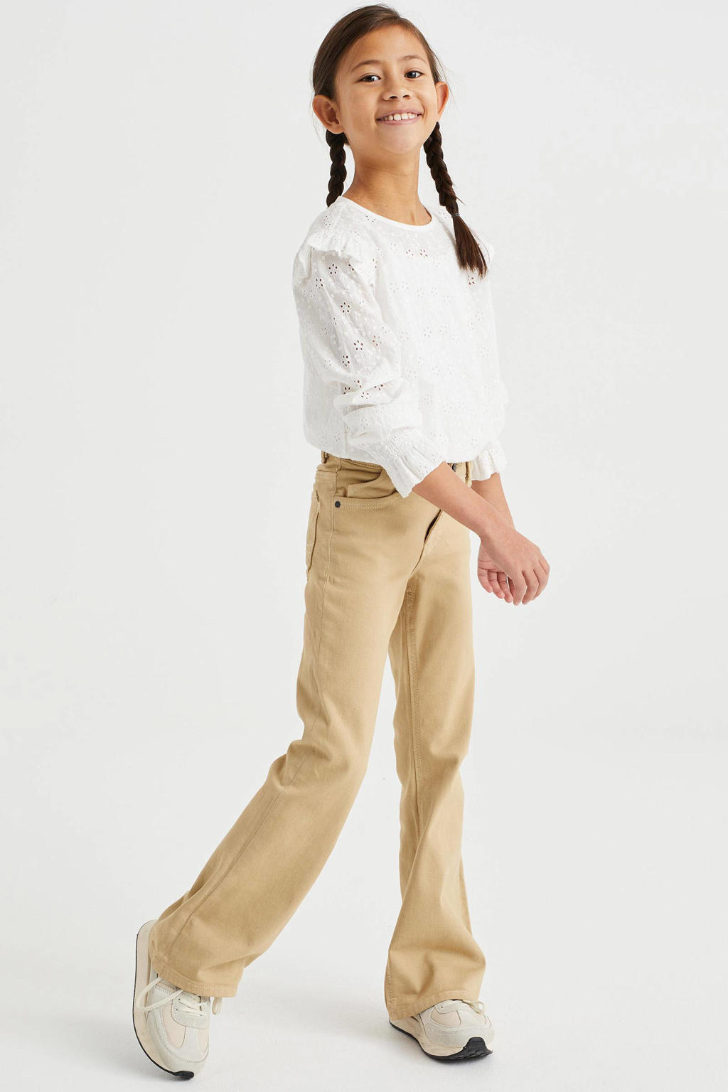 Beige meisjes WE Fashion flared broek van stretchkatoen met regular waist en rits- en knoopsluiting
