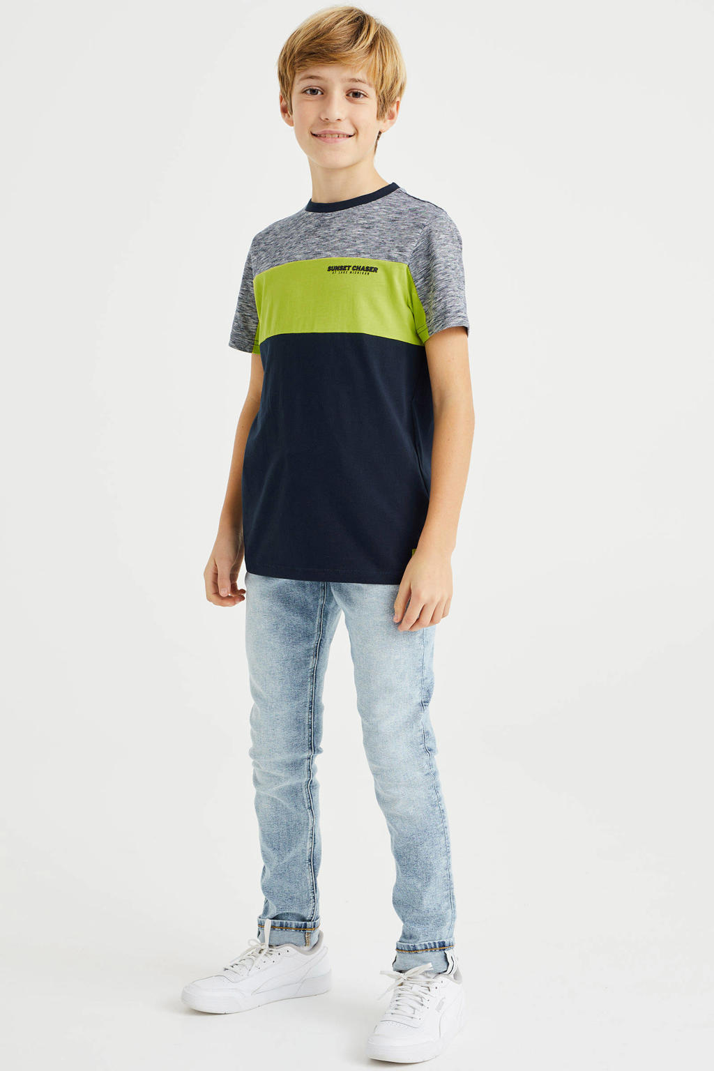 Groen, grijs en donkerblauwe jongens WE Fashion T-shirt van katoen met meerkleurige print, korte mouwen en ronde hals