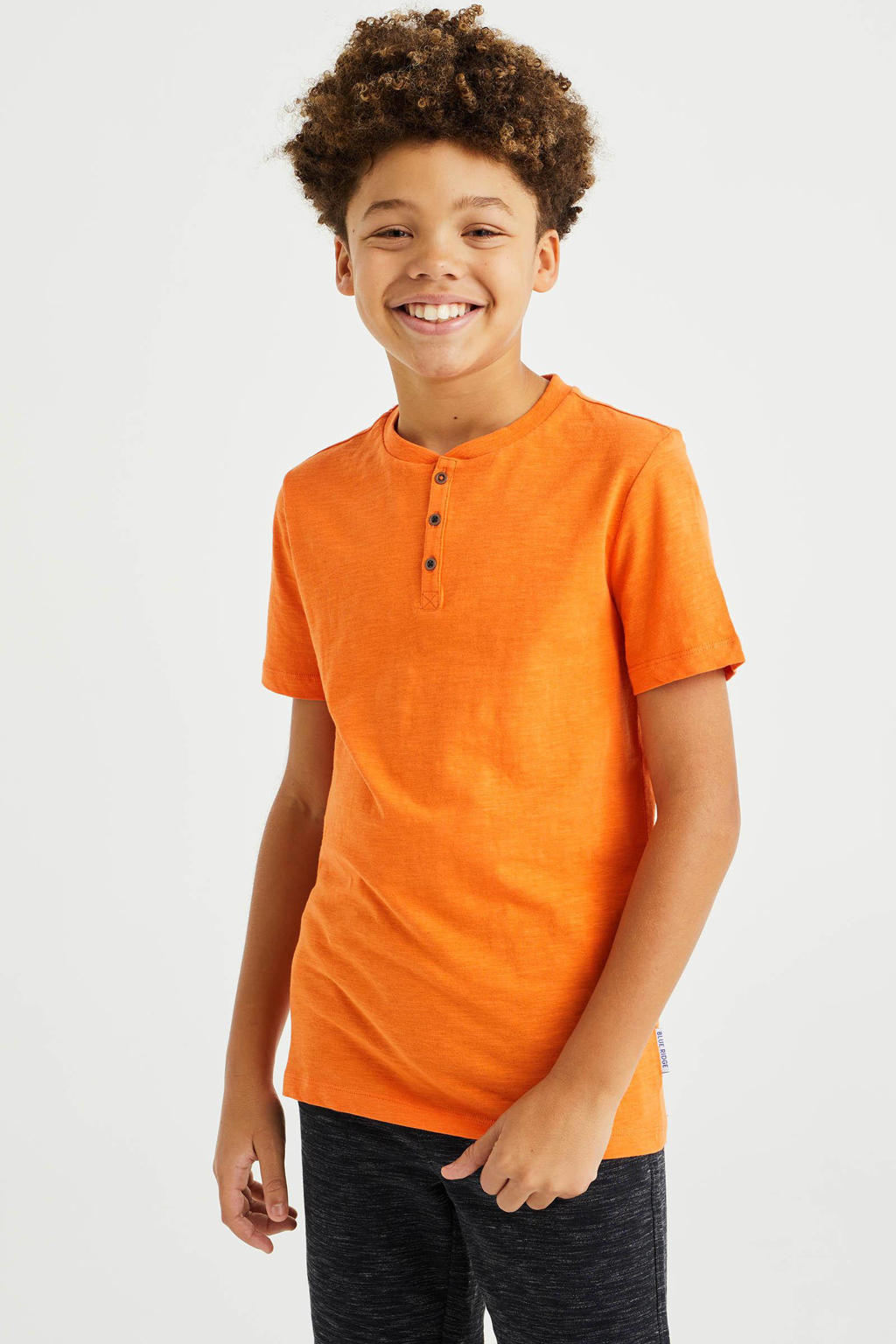 Oranje jongens WE Fashion T-shirt van biologisch katoen met korte mouwen, ronde hals en knoopsluiting