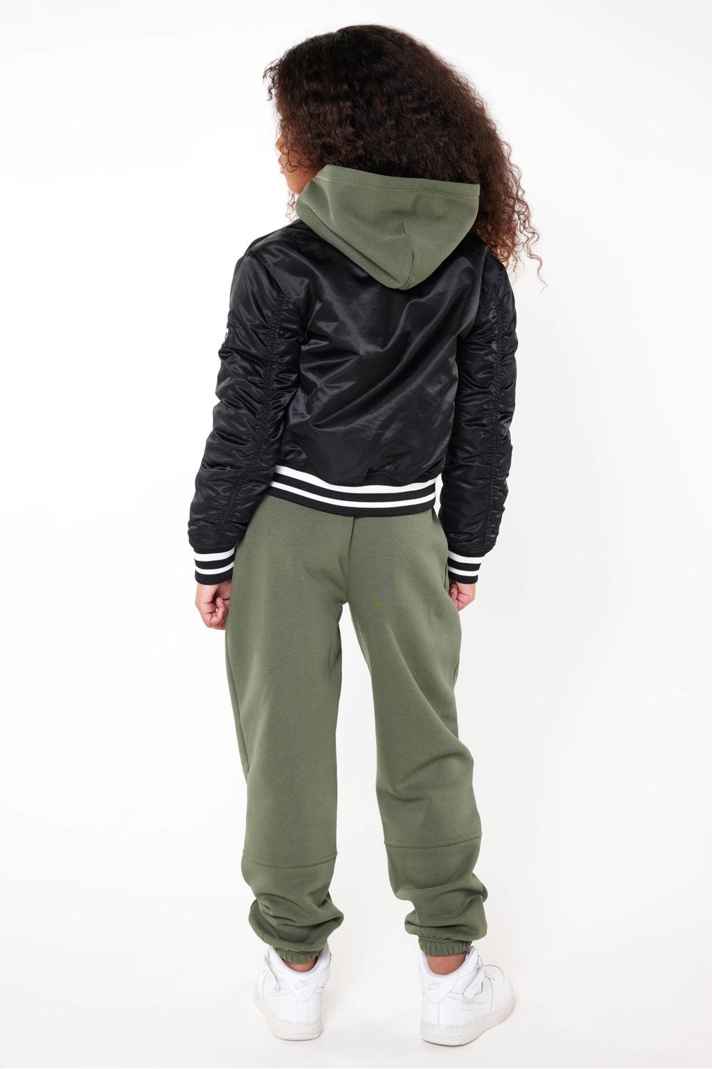 Zwarte meisjes CoolCat Junior baseball jacket van nylon met lange mouwen, opstaande kraag, drukknoopsluiting en patches