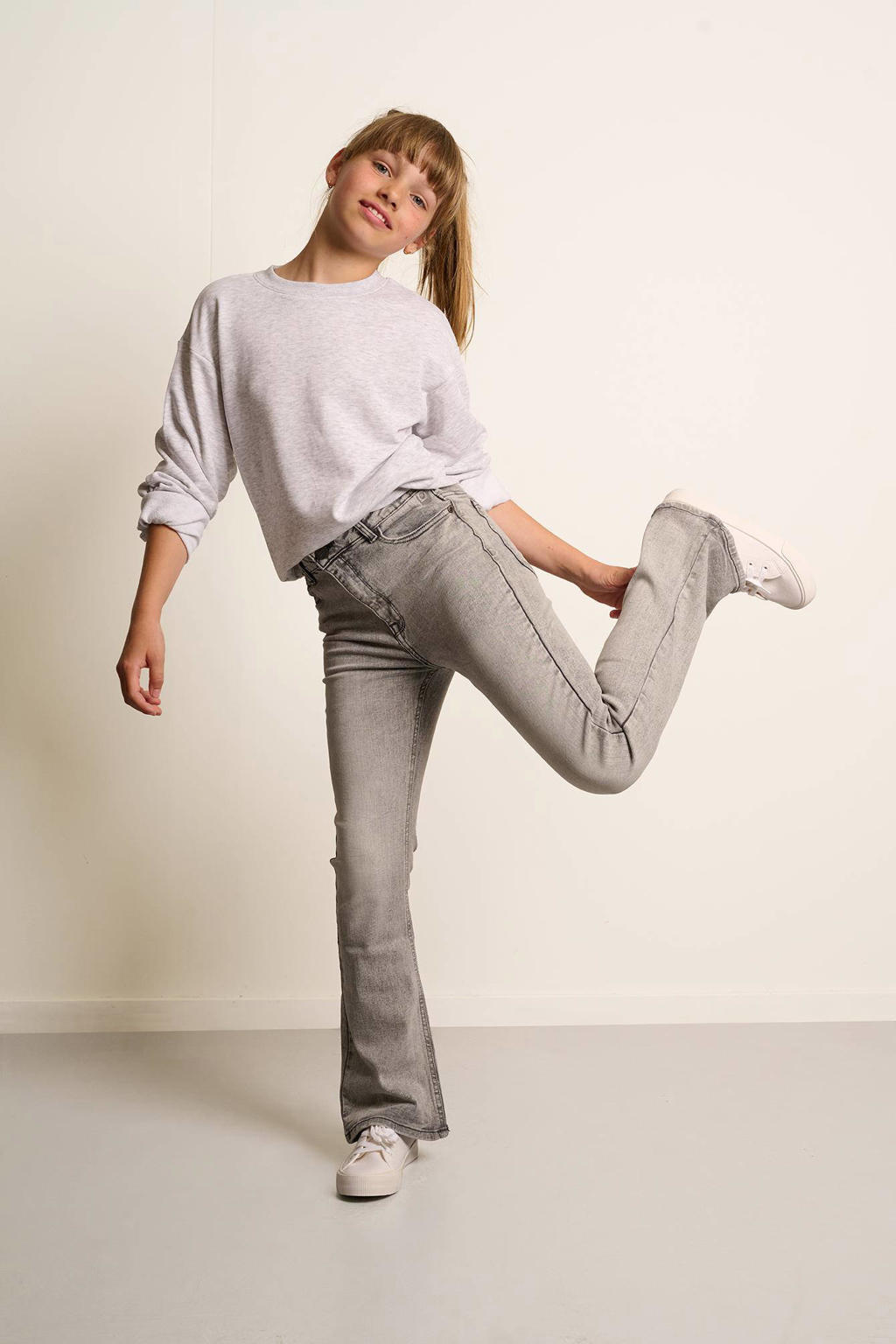 Grey denim meisjes Tumble 'n Dry flared jeans Juliette van duurzaam stretchdenim met regular waist en rits- en haaksluiting