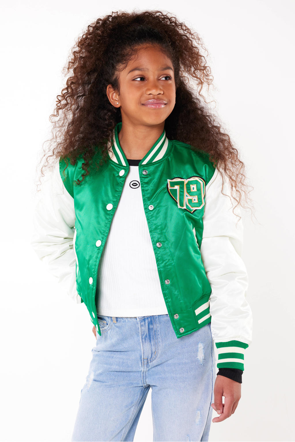 Groene meisjes CoolCat Junior baseball jacket zomer Jenny van nylon met backprint, lange mouwen, opstaande kraag en knoopsluiting
