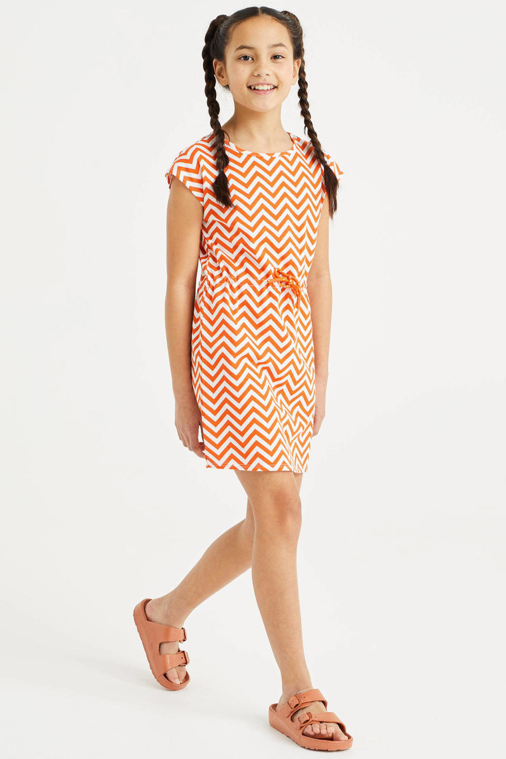 Oranje en witte meisjes WE Fashion jurk van stretchkatoen met all over print en ronde hals
