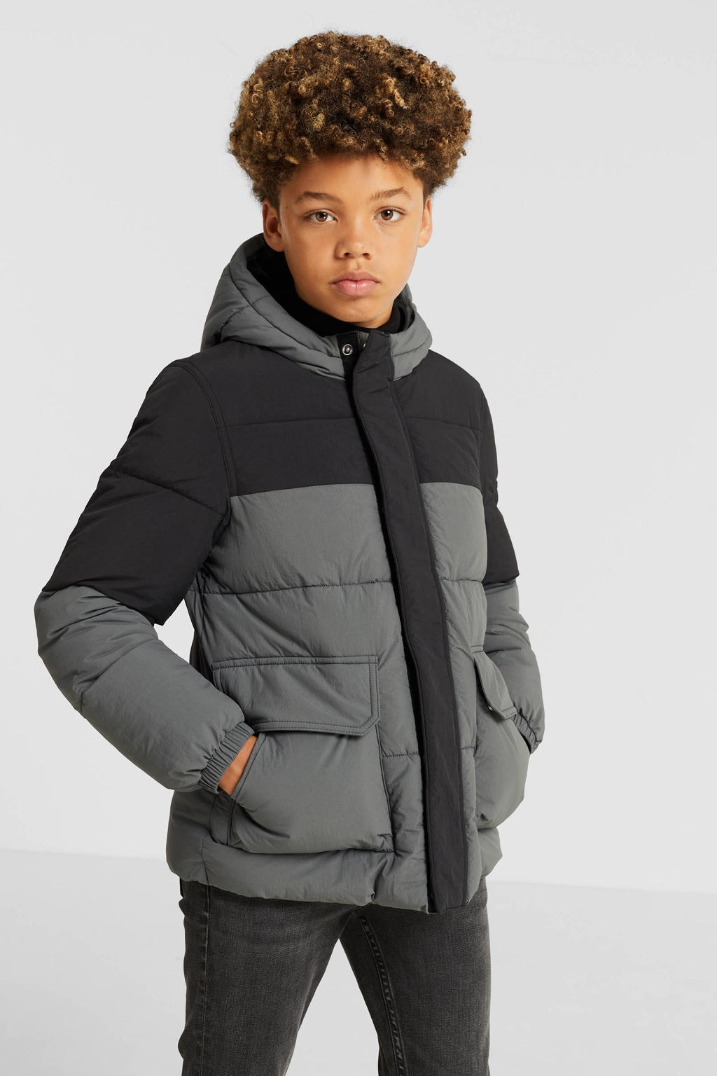 Grijs en zwarte jongens anytime gewatteerde winterjas van polyamide met meerkleurige print, lange mouwen, capuchon en ritssluiting