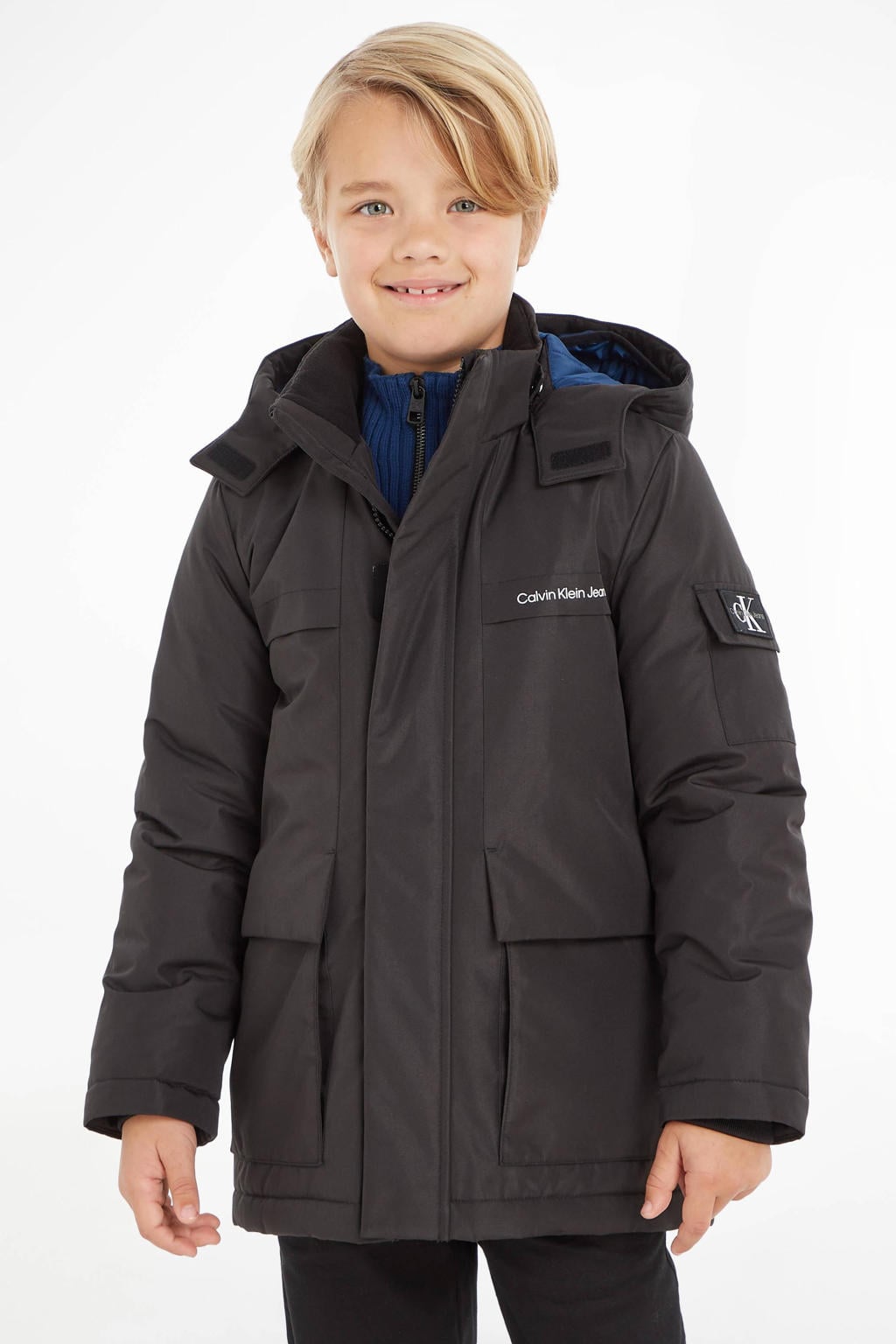 Zwarte jongens Calvin Klein winterjas van gerecycled polyester met logo dessin, lange mouwen, capuchon en ritssluiting