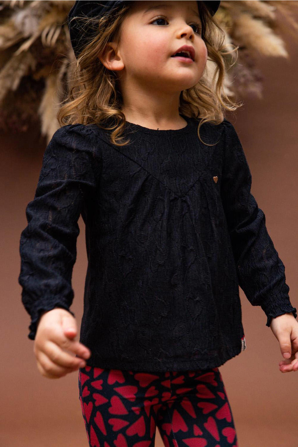 Rood en zwarte meisjes LOOXS little flared broek van polyester met regular waist, elastische tailleband en hartjesprint