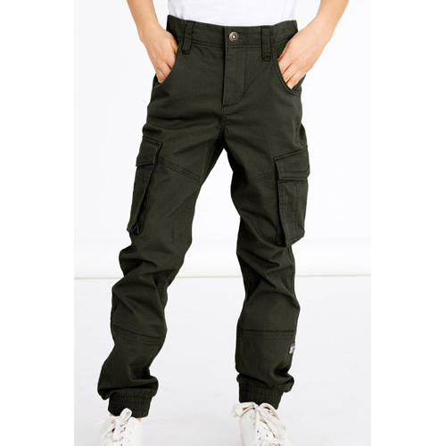 NAME IT KIDS cargobroek NKMRYAN donkergroen Jongens Stretchkatoen Effen - maat 140 afbeelding