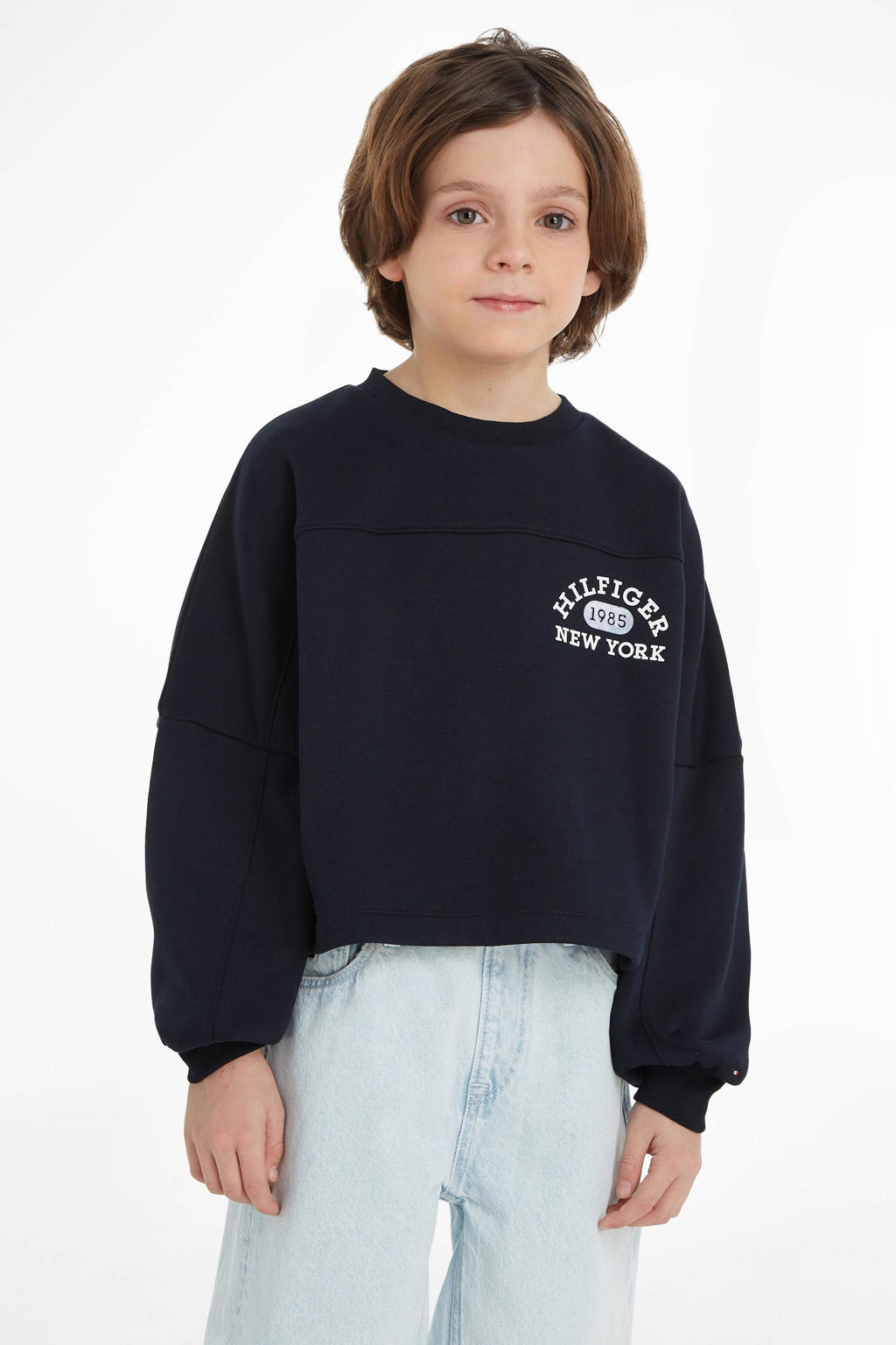 Donkerblauwe meisjes Tommy Hilfiger sweater met logo dessin, lange mouwen, ronde hals en geribde boorden