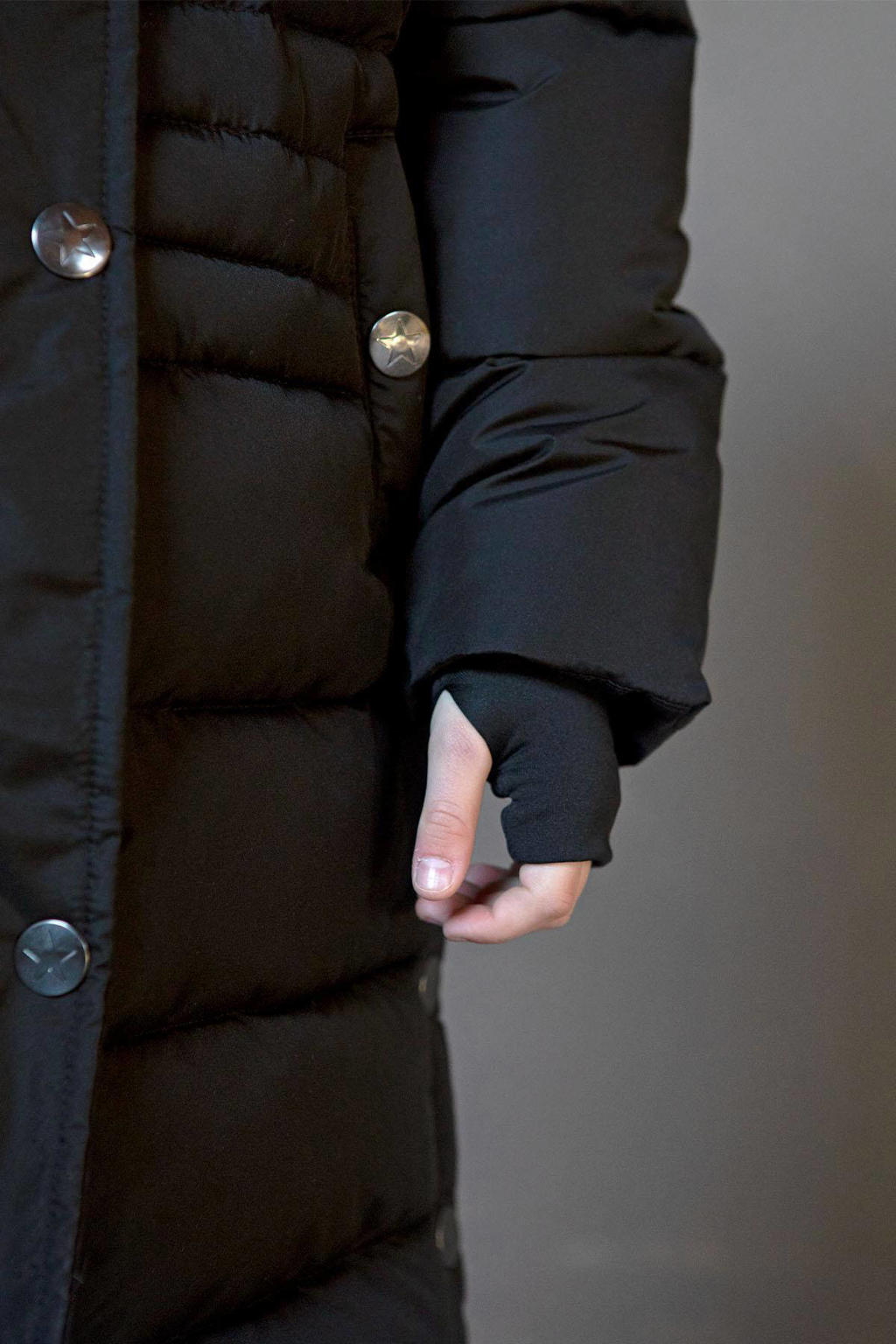 Antraciete meisjes Like Flo lange gewatteerde winterjas van gerecycled polyester met lange mouwen, capuchon, rits- en drukknoopsluiting en split