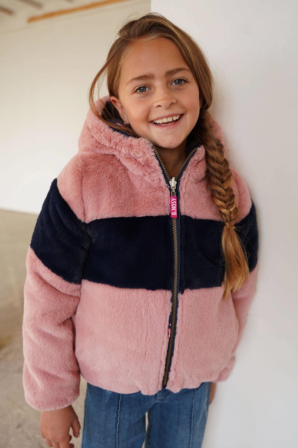 Roze en donkerblauwe meisjes B.Nosy reversible gewatteerde imitatiebont winterjas met meerkleurige print, lange mouwen, capuchon en ritssluiting