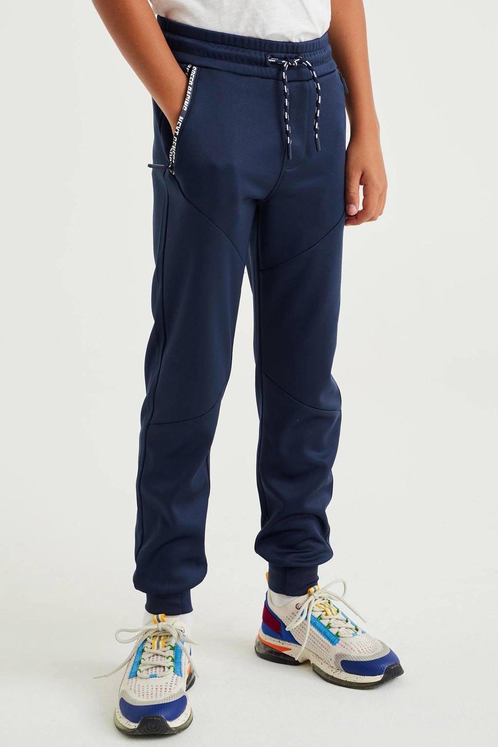 Donkerblauwe jongens WE Fashion slim fit joggingbroek van gerecycled polyester met regular waist en elastische tailleband met koord