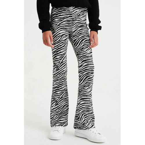 WE Fashion flared broek van gerecycled polyester zwart/wit Zebraprint 