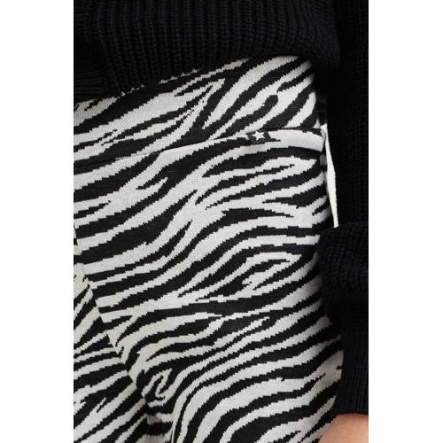 WE Fashion flared broek van gerecycled polyester zwart wit Zebraprint 104