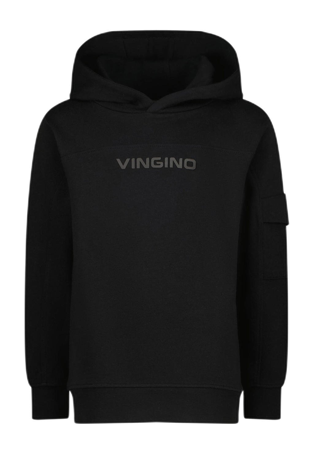 Zwarte jongens Vingino hoodie Necket van sweat materiaal met tekst print, lange mouwen, capuchon en geribde boorden
