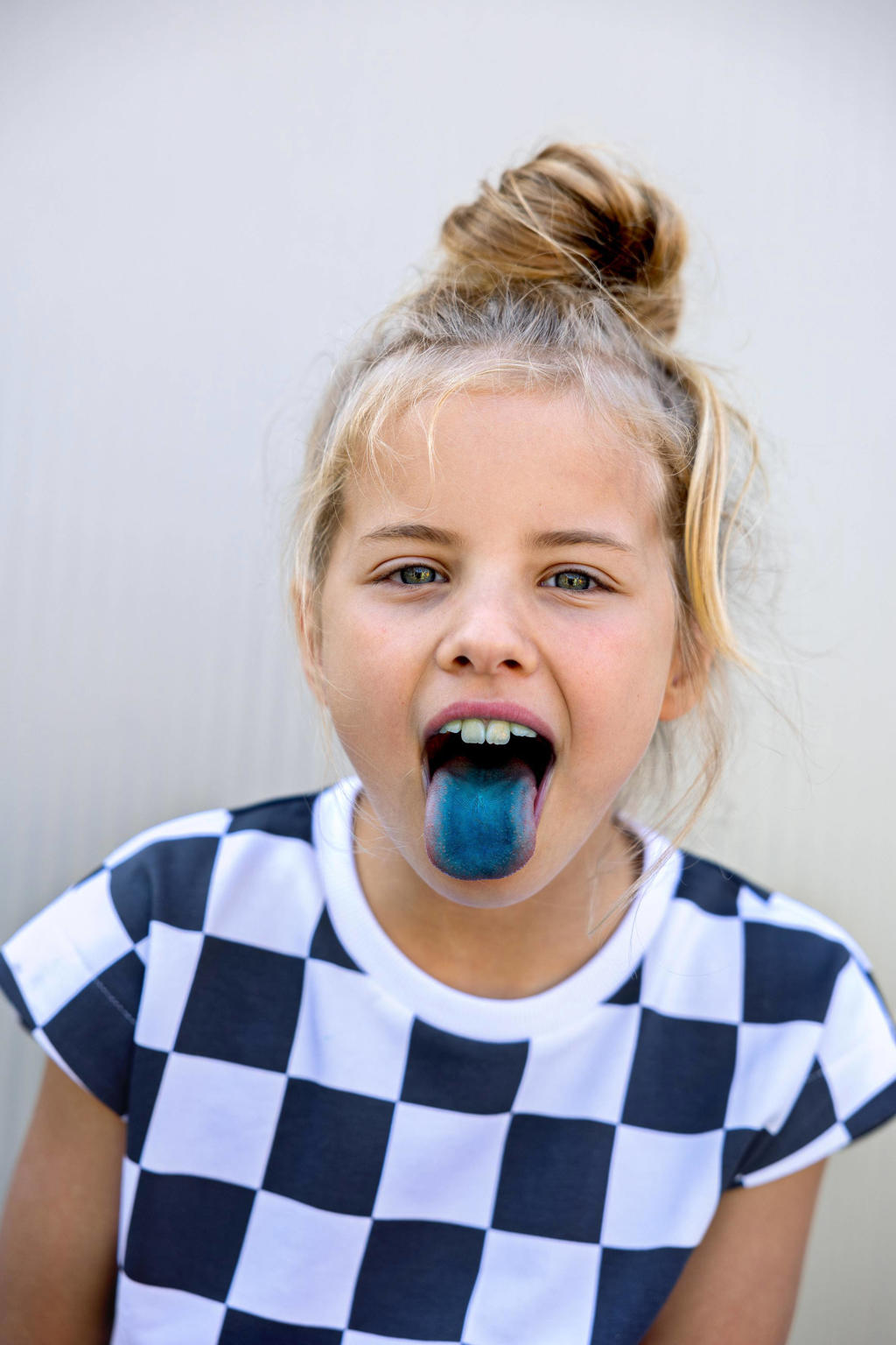 Wit en zwarte meisjes Blue Rebel geruit T-shirt Indra van sweat materiaal met kapmouwtjes en ronde hals