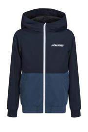 thumbnail: Donkerblauwe jongens JACK & JONES JUNIOR zomerjas van polyester met tekst print, lange mouwen, capuchon, ritssluiting en elastische boord