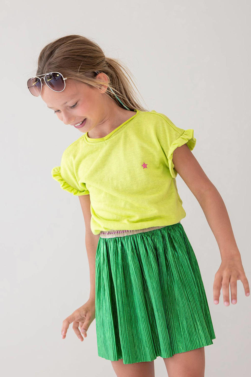 Groen en gele meisjes Like Flo jurk felgroen van viscose met meerkleurige print, kapmouwtjes en ronde hals