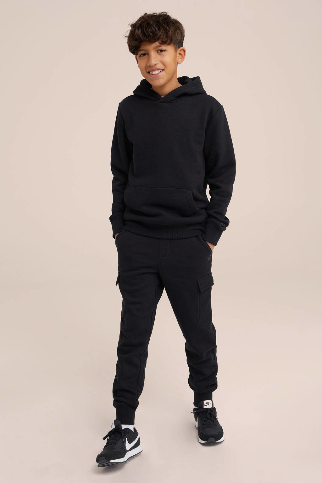 Zwarte jongens WE Fashion Blue Ridge slim fit joggingbroek met regular waist, elastische tailleband met koord en effen