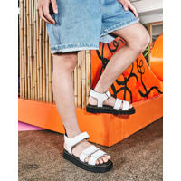 thumbnail: Dr. Martens leren sandalen wit