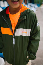 thumbnail: Donkergroen, oranje en witte jongens TYGO & vito zomerjas Jayro van gerecycled polyester met meerkleurige print, lange mouwen, capuchon en ritssluiting