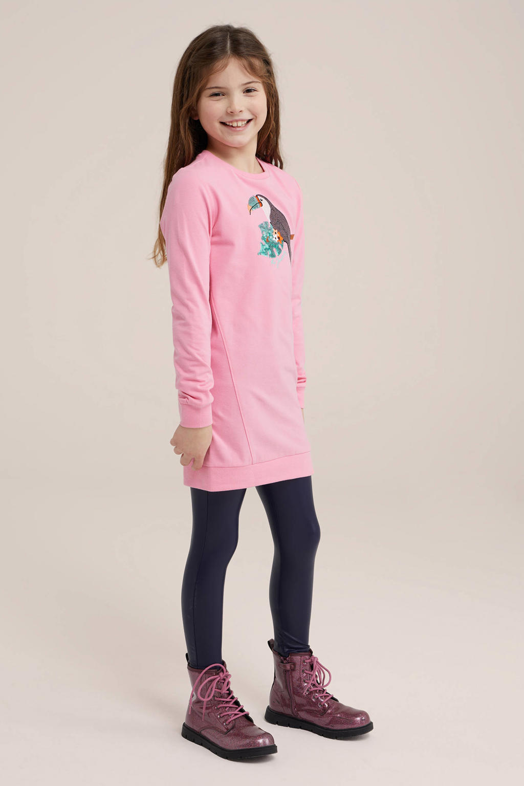 Roze meisjes WE Fashion sweatjurk knalroze van stretchkatoen met printopdruk, lange mouwen en ronde hals