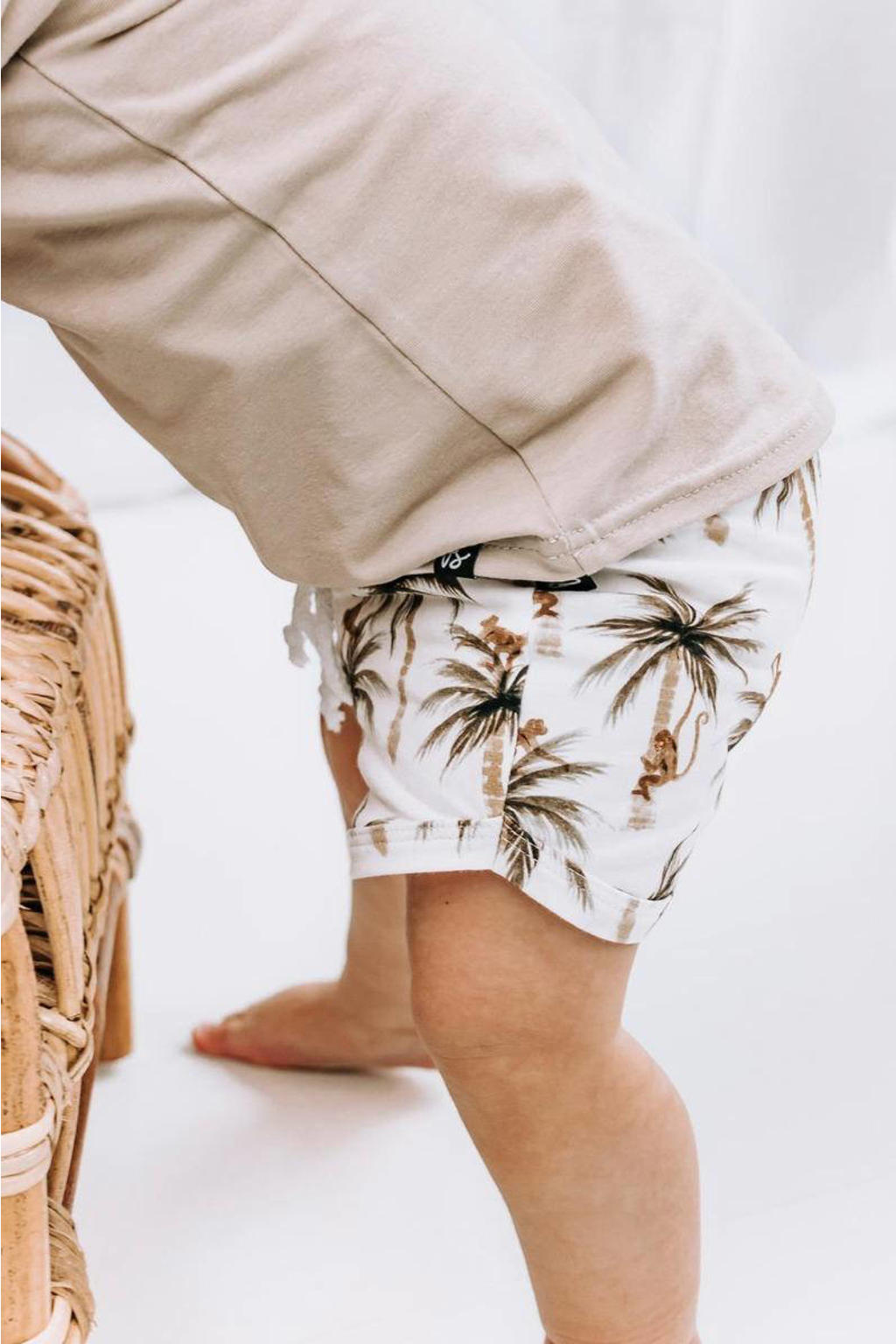 Bruine jongens Babystyling baby sweatshort offwhite van stretchkatoen met elastische tailleband met koord