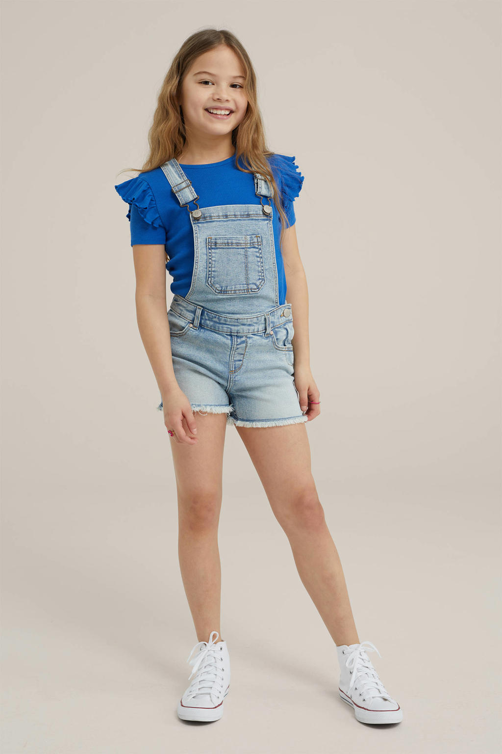 Light blue denim meisjes WE Fashion tuinbroek van denim met rits- en knoopsluiting en effen
