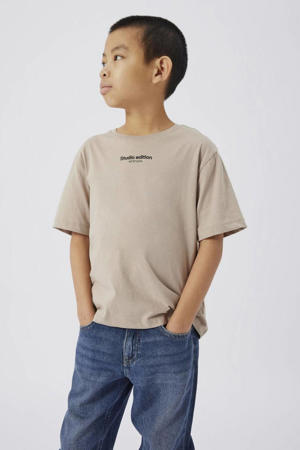 T-shirt NKMBRODY met tekst zand