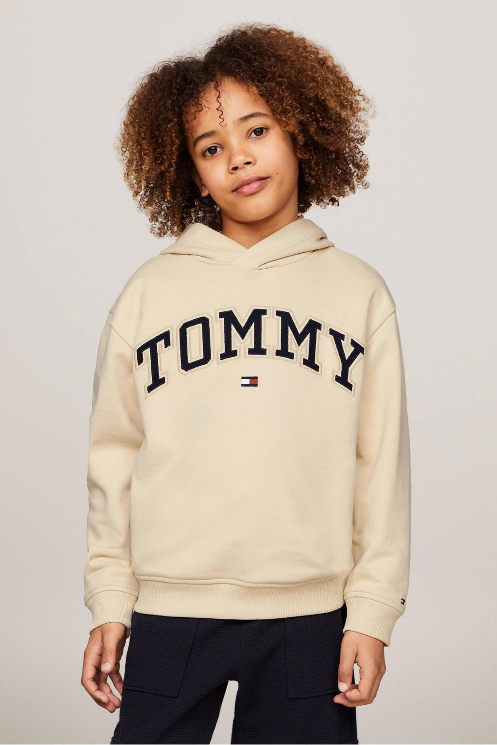 Ecru jongens Tommy Hilfiger hoodie van sweat materiaal met logo dessin, lange mouwen, capuchon en geribde boorden