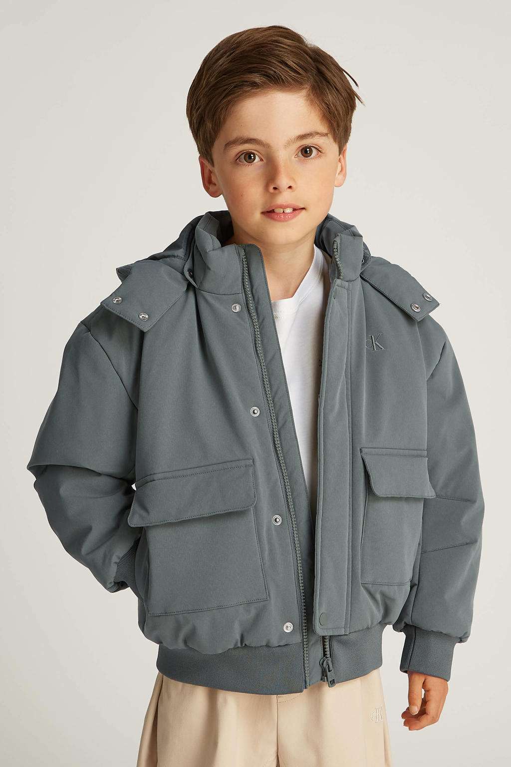 Grey denim jongens Calvin Klein jas van polyester met effen, lange mouwen, capuchon en rits- en drukknoopsluiting