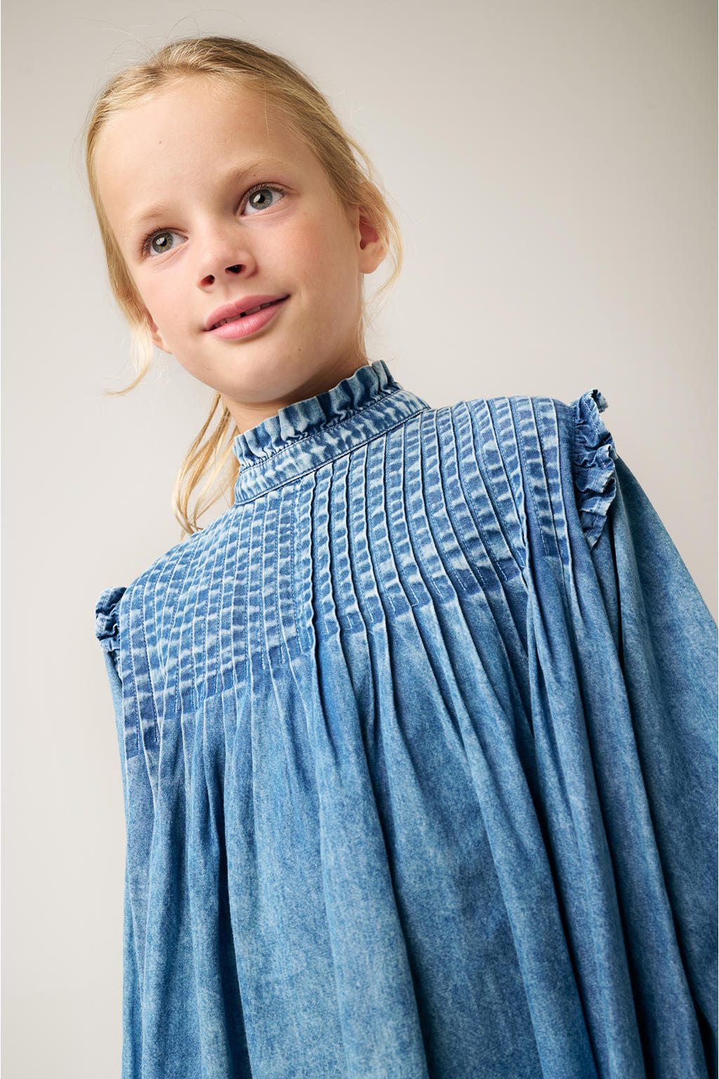 Medium blue denim meisjes Tumble 'n Dry jurk Termignon met lange mouwen, choker hals en knoopsluiting