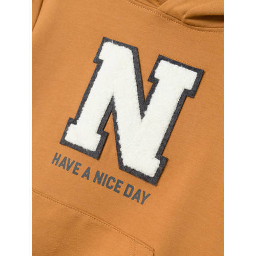 name it MINI hoodie NMMKONRAD met printopdruk en 3D applicatie karamel Sweater Bruin 92