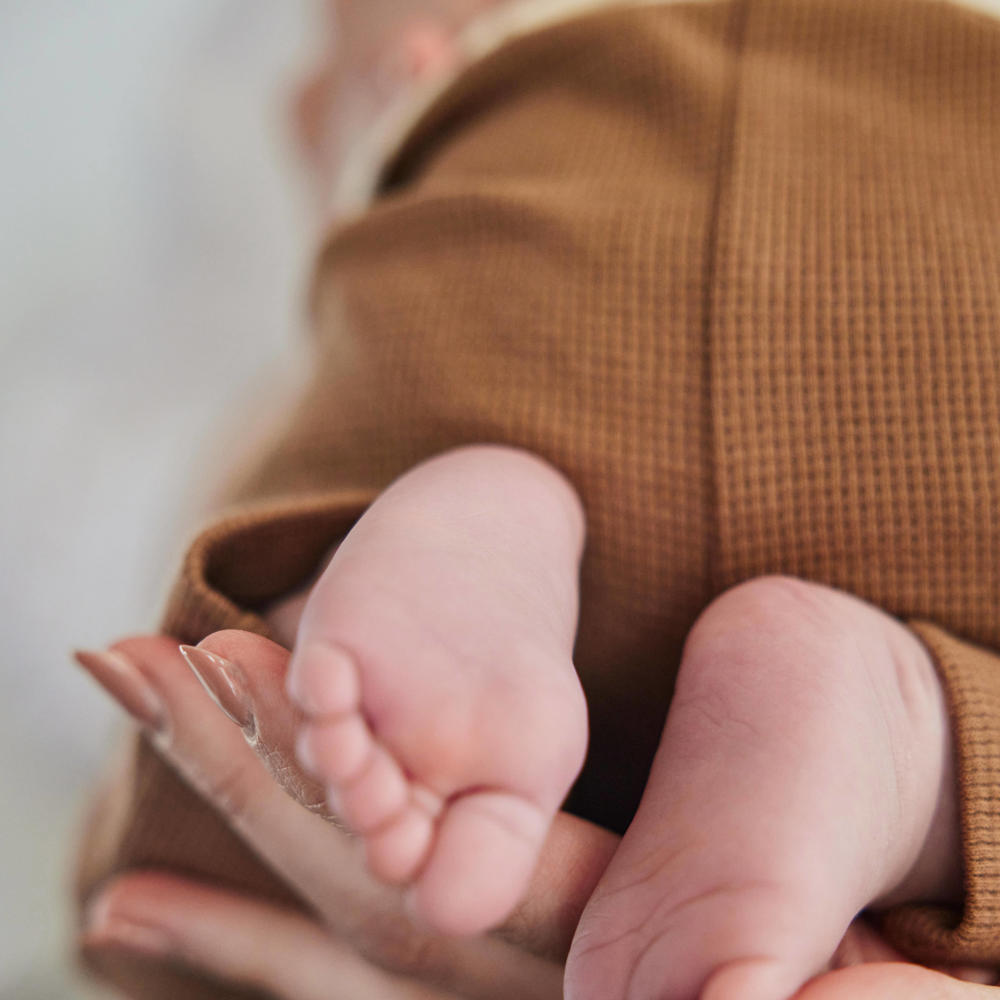 Bruine Dirkje baby broek van stretchkatoen met elastische tailleband en effen