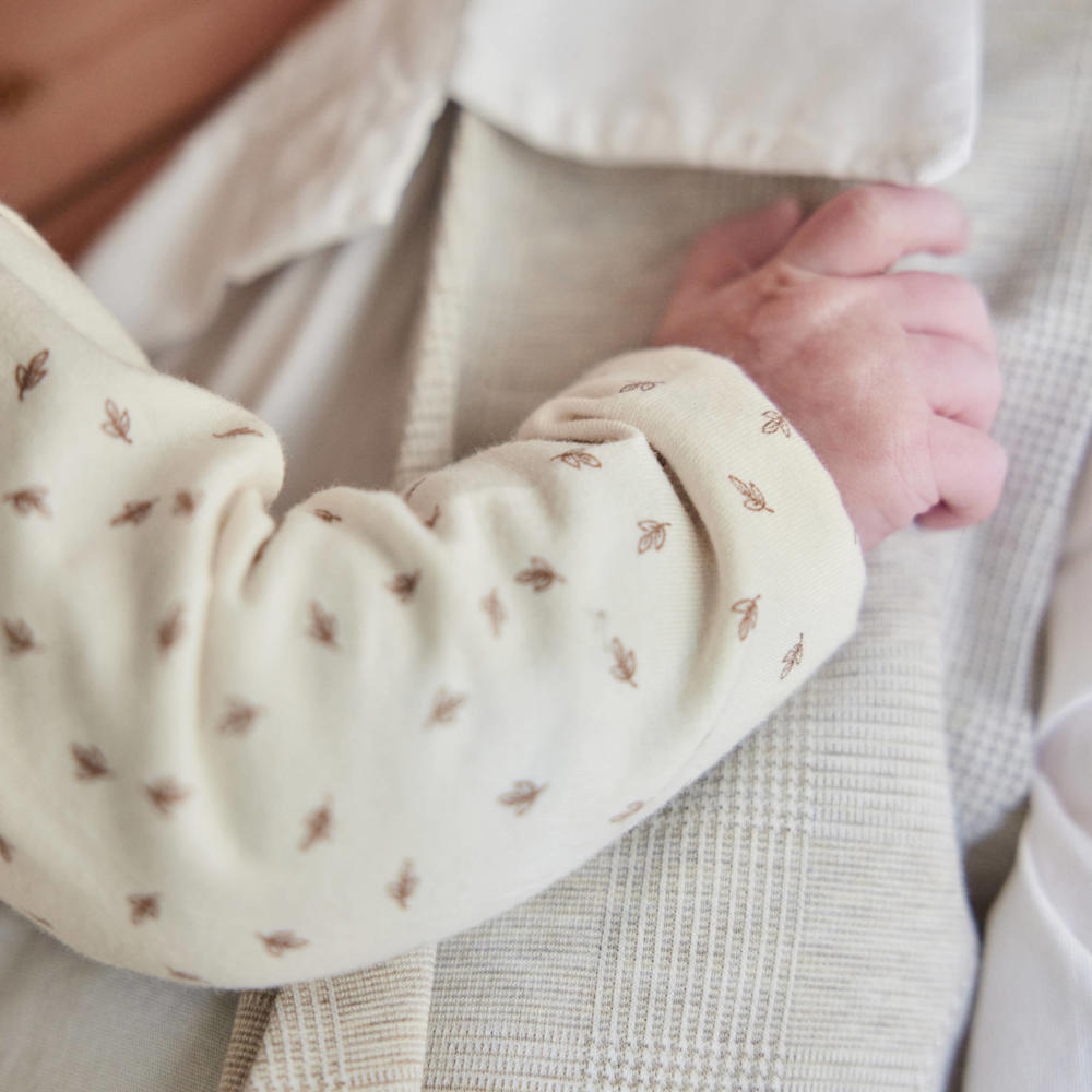 Ecru en bruine jongens en meisjes Dirkje baby longsleeve en overslag detail met lange mouwen en drukknoopsluiting